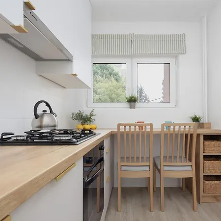 Komfortowy W Warszawie Z Dwiema Sypialniami Blisko Rzeki By Renters * Varsóvia