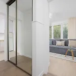 Komfortowy W Warszawie Z Dwiema Sypialniami Blisko Rzeki By Renters Apartman Varsó