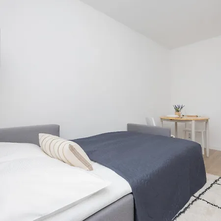Komfortowy W Warszawie Z Dwiema Sypialniami Blisko Rzeki By Renters Apartman