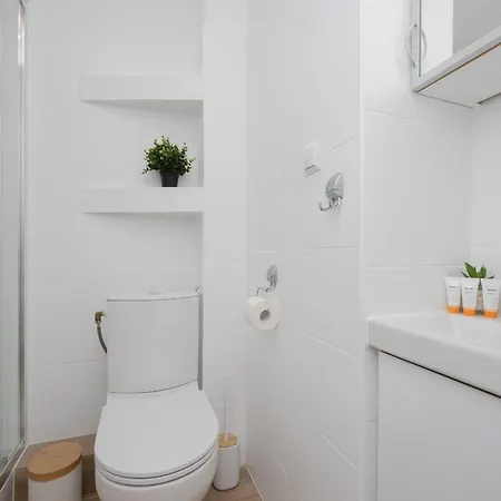 Komfortowy W Warszawie Z Dwiema Sypialniami Blisko Rzeki By Renters Appartement Warschau