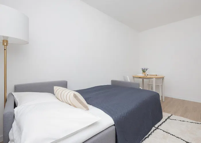 Komfortowy W Warszawie Z Dwiema Sypialniami Blisko Rzeki By Renters Apartament