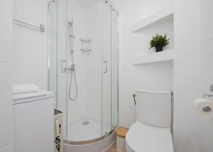 Komfortowy W Warszawie Z Dwiema Sypialniami Blisko Rzeki By Renters * Warszawa