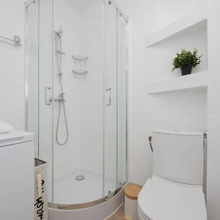 Komfortowy W Warszawie Z Dwiema Sypialniami Blisko Rzeki By Renters * Warsaw